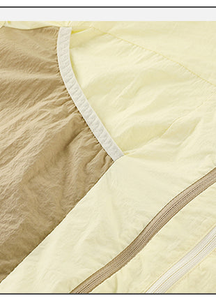 features practical side pockets for storage